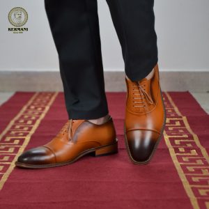 کفش رسمی مردانه کرمانی مدل تمام چرم طبیعی دست دوز کد مدل: 1077 رنگ چرم: عسلی خاص دسترنگ