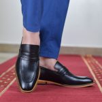 کفش رسمی مردانه چرم طبیعی دست‌دوز کرمانی مدل ۱۰۶۴ مشکی فلوتر و شبرو بی‌بند