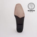 کفش رسمی مردانه چرم طبیعی دست‌دوز کرمانی مدل ۱۰۶۴ مشکی فلوتر و شبرو بی‌بند