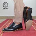 کفش رسمی مردانه چرم طبیعی دست‌دوز کرمانی مدل ۱۰۶۴ مشکی فلوتر و شبرو بی‌بند
