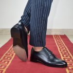 کفش رسمی مردانه چرم طبیعی دست‌دوز کرمانی مدل ۱۰۷۳ طرح گل‌بوته‌ای