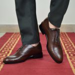 کفش رسمی مردانه چرم طبیعی دست‌دوز کرمانی مدل ۱۰۷۳ طرح گل‌بوته‌ای