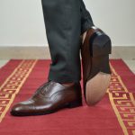 کفش رسمی مردانه چرم طبیعی دست‌دوز کرمانی مدل ۱۰۷۳ طرح گل‌بوته‌ای