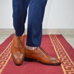 کفش رسمی مردانه چرم طبیعی دست‌دوز کرمانی مدل ۱۰۷۳ طرح گل‌بوته‌ای
